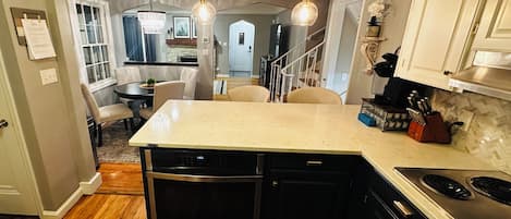 Jääkaappi, mikroaaltouuni, uuni, liesi