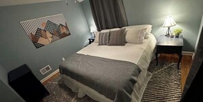 2 soverom, skrivebord, strykejern/-brett og reiseseng for barn