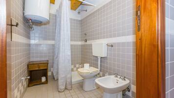 Regadera, secadora de cabello, toallas