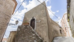 A narrow street with a building featuring a stone staircase and a wooden door. - 'Writer's Room' with Balcony (San Marco D'alunzio)