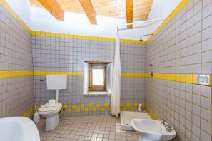 Douche, sèche-cheveux, serviettes fournies