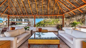 Penthouse Deluxe, 4 habitaciones, balcón, vista al océano | Área de sala de estar