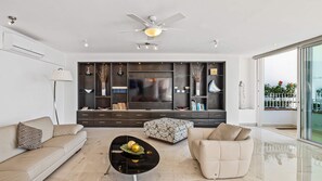 Penthouse Deluxe, 4 habitaciones, balcón, vista al océano | Área de sala de estar