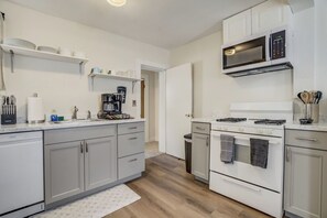 Kühlschrank, Mikrowelle, Ofen, Geschirrspüler