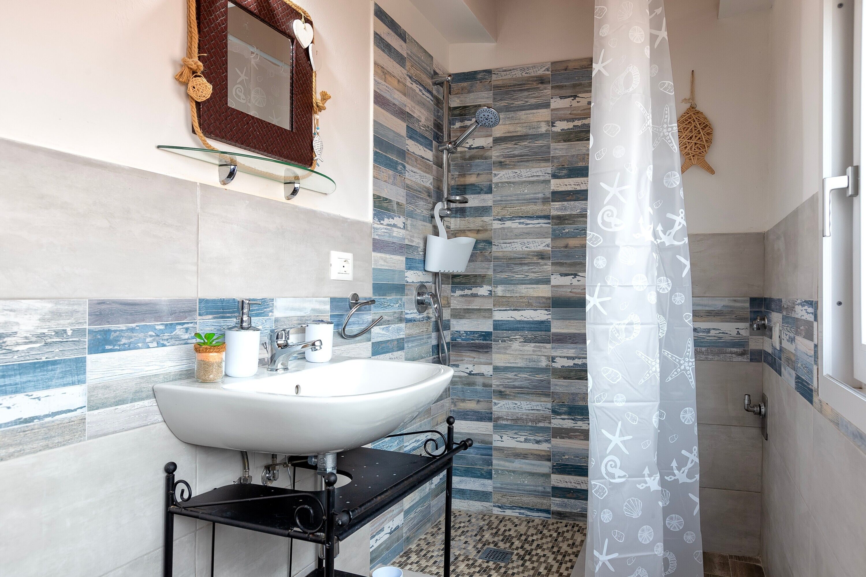 Douche, sèche-cheveux, serviettes fournies