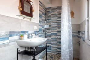 Shower, hair dryer, towels - Holiday Home 'De Mirto' with Wi-Fi and Air Conditioning (Sennori)
