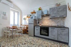 Frigorífico, microondas, horno y placa de cocina