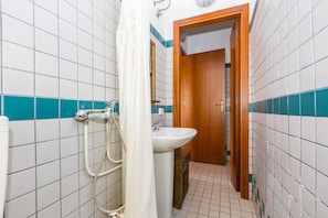 Een douche, een haardroger, handdoeken