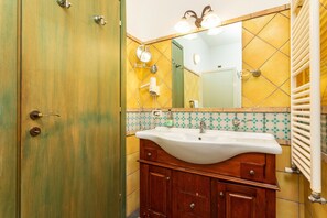 Een douche, een haardroger, handdoeken