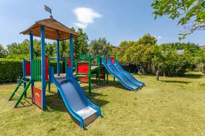 Un parque infantil con toboganes y estructuras para escalar.