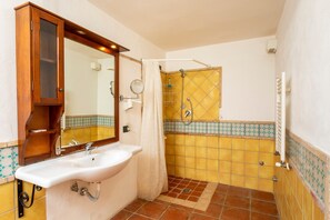 Dusj, hårføner og håndklær