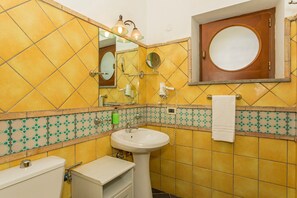 Doccia, asciugacapelli, asciugamani