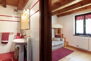 Douche, séchoir à cheveux, serviettes fournies