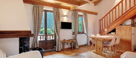 TV, fireplace
