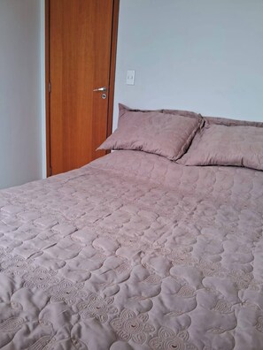 3 عدّة غرف نوم ومكواة/لوح كي وواي فاي وملاءات أسرّة