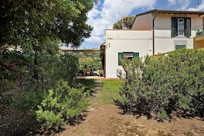 A house with a paved pathway leading to a covered outdoor seating area. - Holiday Home 'Chiara' with Private Terrace, Wi-Fi and Air Conditioning (Marina di Pietrasanta)