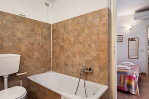 Shower, hair dryer, towels - Holiday Home 'Chiara' with Private Terrace, Wi-Fi and Air Conditioning (Marina di Pietrasanta)