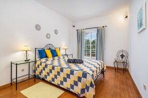 3 室のベッドルーム、アイロン / アイロン台、WiFi (無料)、ベッドシーツ