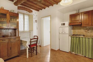 Réfrigérateur, micro-ondes, plaque de cuisson, lave-vaisselle