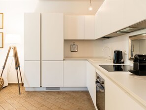 Fridge, oven, dishwasher, cookware/dishes/utensils