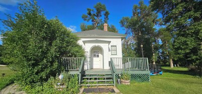 Cozy schoolhouse cabin in lovely Valley City with AC, WiFi, pet friendly.