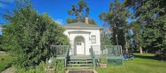 Cozy schoolhouse cabin in lovely Valley City with AC, WiFi, pet friendly.
