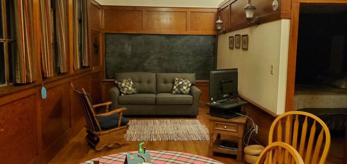 Shoolhouse Cabin 3 Miles South Of Valley Cit. Ac, Wifi, Pets Welcome. Peaceful. - North Dakota