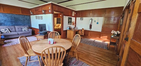 Innenbereich. Cozy schoolhouse cabin in lovely Valley City with AC, WiFi, pet friendly.