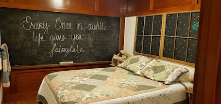1 Schlafzimmer, Bügeleisen/Bügelbrett, WLAN, Bettwäsche. Cozy schoolhouse cabin in lovely Valley City with AC, WiFi, pet friendly.