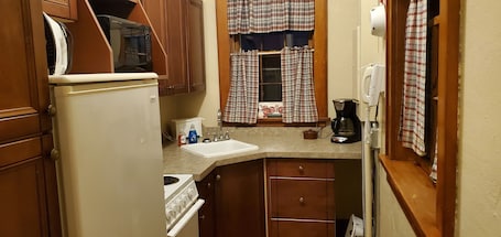 Eigene Küche. Cozy schoolhouse cabin in lovely Valley City with AC, WiFi, pet friendly.