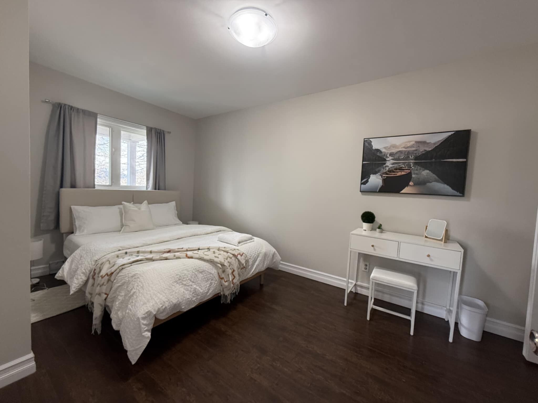 2 makuuhuonetta, työpöytä, ilmainen Wi-Fi, vuodevaatteet