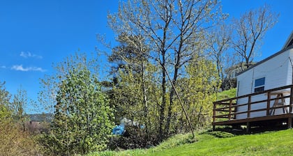 Stunning views of the bay and close to all amenities!
