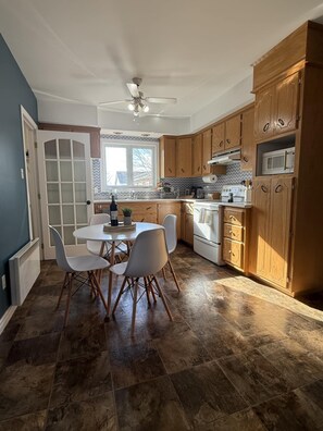 Jääkaappi, mikroaaltouuni, uuni, liesi