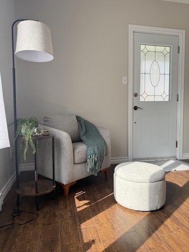 Stunning views of the bay and close to all amenities!