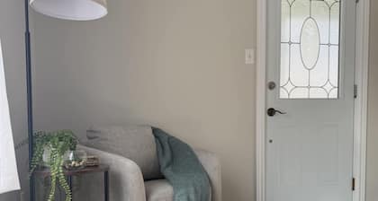 Stunning views of the bay and close to all amenities!