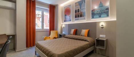 1 habitación, escritorio, tabla de planchar con plancha y wifi