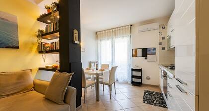 GuestHost - Cozy Flat 700mt from the Sea + Parking