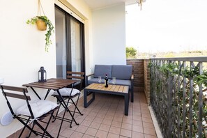 Outdoor dining - GuestHost - Cozy Flat 700mt from the Sea + Parking (Francavilla al Mare)