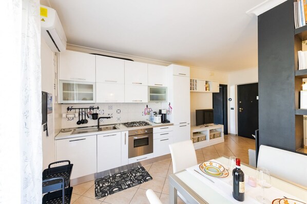 オーブン、コンロ、食器洗い機、トースター