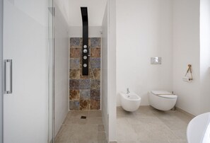 Doccia, vasca idromassaggio, asciugacapelli, bidet