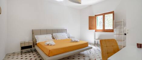 4 bedrooms, desk, iron/ironing board, WiFi