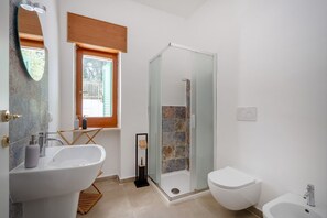 Dusche, Haartrockner, Bidet, Handtücher