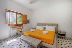 4 habitaciones, tabla de planchar con plancha, wifi y ropa de cama