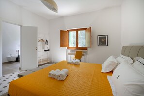 4 bedrooms, iron/ironing board, WiFi, bed sheets