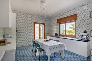 Een koelkast, een oven, een kookplaat, een koffiezetapparaat/waterkoker