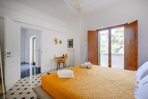 4 slaapkamers, een bureau, een strijkplank/strijkijzer, wifi