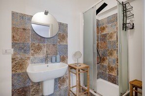 Douche, sèche-cheveux, bidet, serviettes fournies