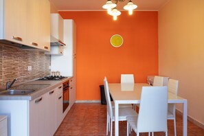 Dining - Cozy detached villa of 156 sqm, on two levels, able to accommodate up to 9 people. The property is located in Pizzolungo, a coastal hamlet of Erice, an oasis of peace overlooking the crystalline sea of ​​​​western Sicily. A few minutes from Trapa (Pizzolungo)