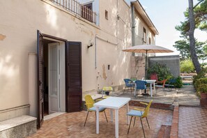 Outdoor dining - Cozy detached villa of 156 sqm, on two levels, able to accommodate up to 9 people. The property is located in Pizzolungo, a coastal hamlet of Erice, an oasis of peace overlooking the crystalline sea of ​​​​western Sicily. A few minutes from Trapa (Pizzolungo)
