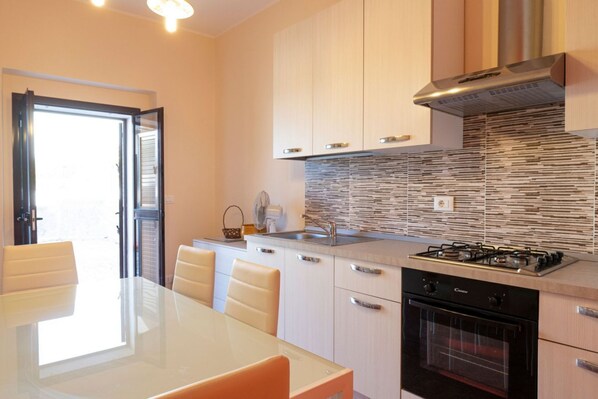 Fridge, oven, stovetop